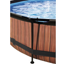 Detailansicht eines Pools mit Holzverkleidung und Stahlrahmen