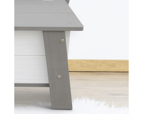 Detailansicht einer Spielzeugtruhe aus Holz