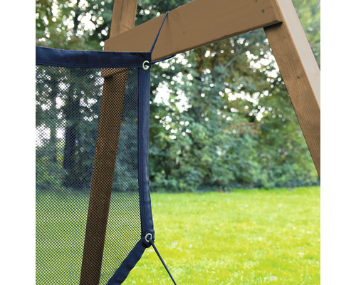 Detailaufnahme eines Spielturm-Netzes mit Ösenbefestigung an einem Holzrahmen