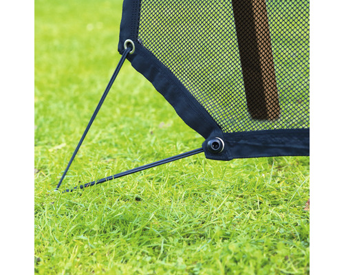 Detailaufnahme eines Fußballtors mit Netz und Befestigung auf Rasen