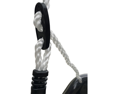 Detailaufnahme eines Seils mit Befestigungselementen