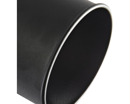 Detailansicht eines schwarzen Ofenrohrs