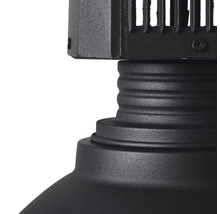 Detailaufnahme einer schwarzen Außenleuchte mit geriffeltem Design.