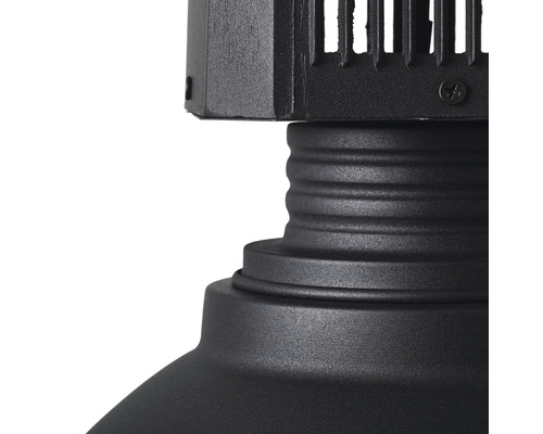 Detailaufnahme einer schwarzen Außenleuchte mit geriffeltem Design.