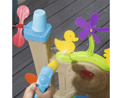 Wasserspieltisch mit gelber Ente und Wasserspritzpistole