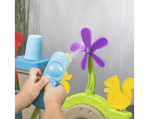 Kinderspieltisch mit Wasserpistole, Mühle und Tierfiguren