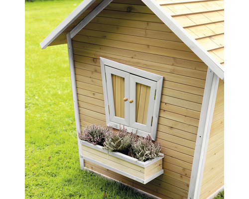 Spielhaus aus Holz mit Fenster und Blumenkasten
