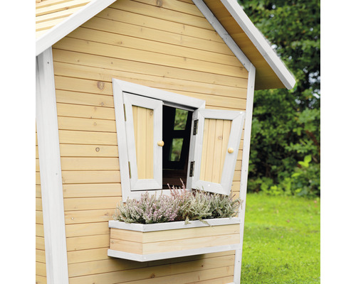 Detailansicht eines Holzspielhauses mit offenem Fenster und Blumenkasten