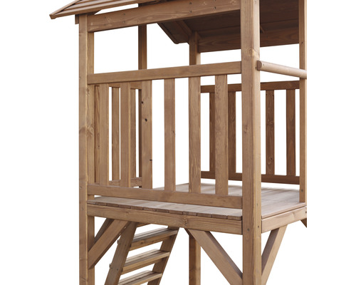 Detailansicht eines Spielhauses aus Holz mit Leiter und Geländer