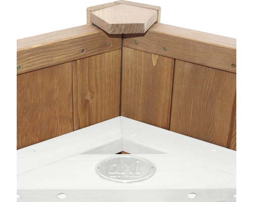 Detailansicht eines Hochbeets aus Holz mit AXI Logo