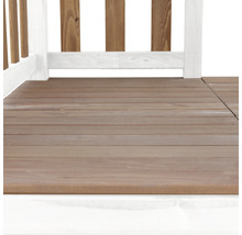 Detailansicht von Holzterrasse mit Holzbalken