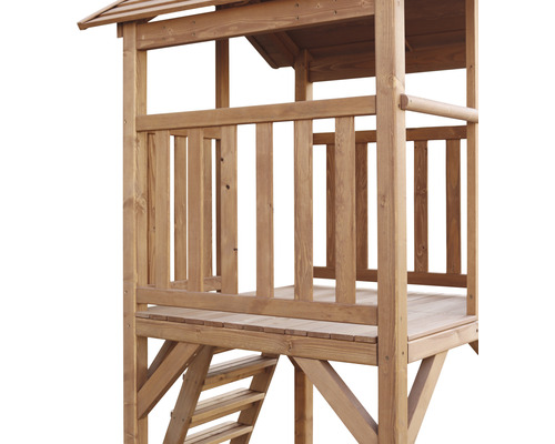 Detailansicht eines Holzspielhauses mit Leiteraufgang und überdachtem Podest