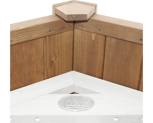 Detailansicht eines Holzsandkastens mit AXI by Paradiso Logo.