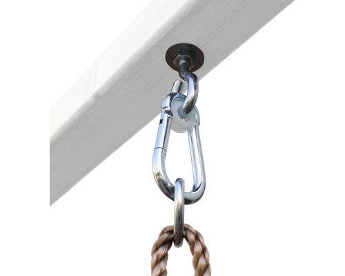 Schaukelhaken mit Karabiner und Seil an einem Holzbalken