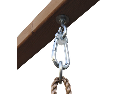 Schaukelhaken mit Karabiner und Seil an einem Holzbalken
