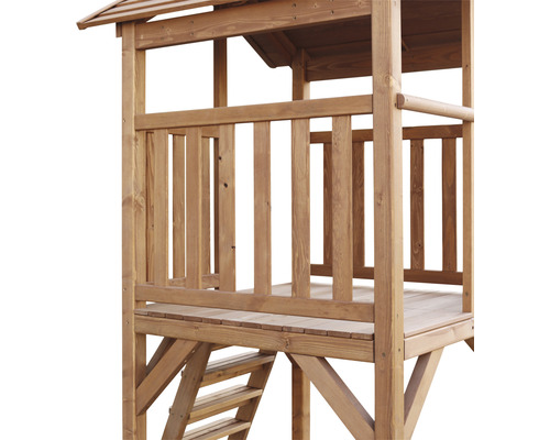 Detailansicht eines Spielturms aus Holz mit Leiter und Dach