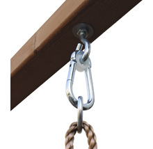 Detailansicht einer Schaukelaufhängung mit Karabinerhaken an einem Holzbalken