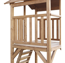 Detailansicht eines Holzspielhauses mit Leiter und Überdachung