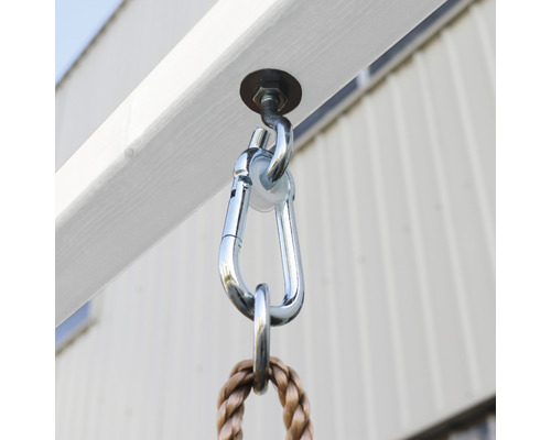 Detailaufnahme einer Schaukelbefestigung mit Karabinerhaken und Seil