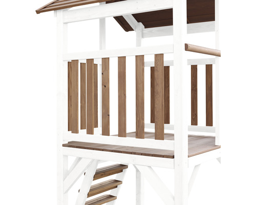 Detailansicht eines Spielhauses mit Holzgeländer und Treppe.