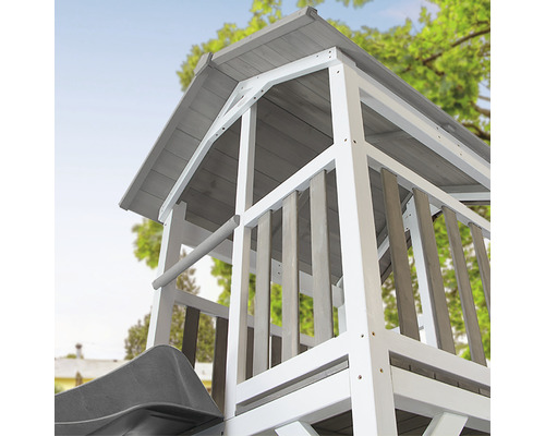 Detailansicht eines Spielturms mit Rutsche, Holzkonstruktion und grauem Dach