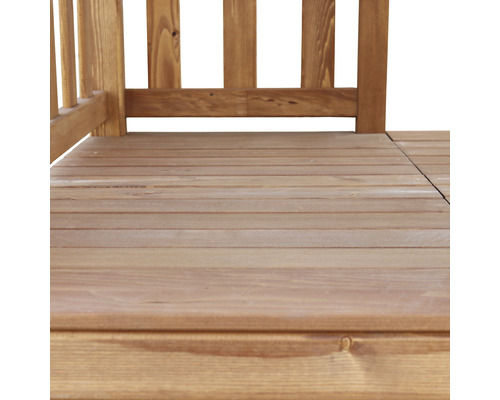 Holzterrasse mit Geländer