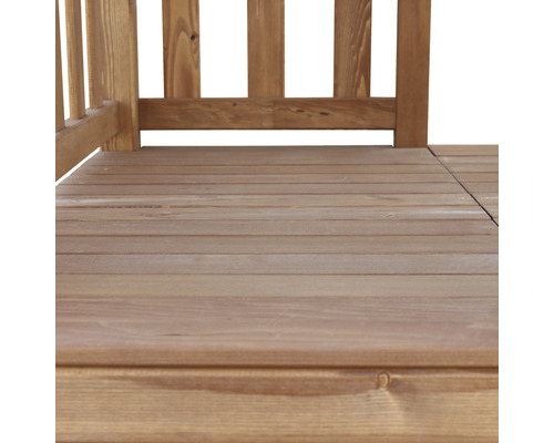 Detailansicht einer Holzterrasse mit Geländer