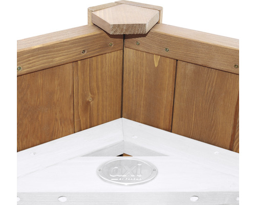 Detailansicht eines Hochbeets aus Holz mit AXI Logo