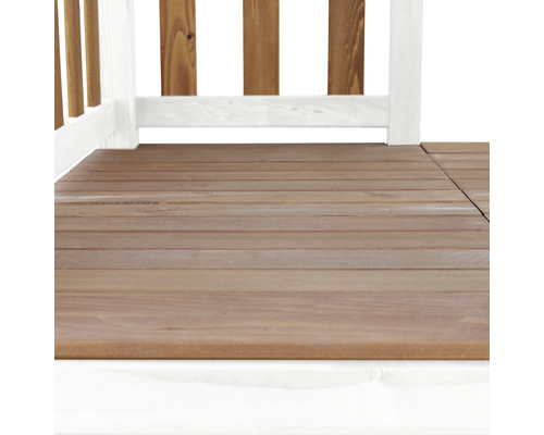 Holzterrasse mit Holzgeländer