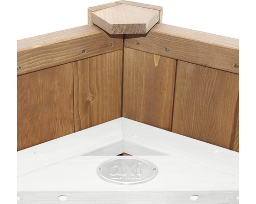 Detailansicht einer Holzsandkiste mit AXI Logo