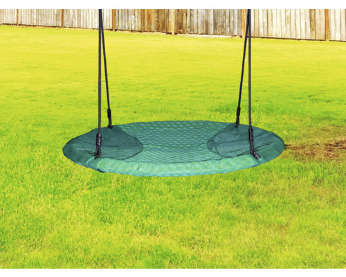 Runde grüne Nestschaukel mit schwarzen Seilen im Garten.