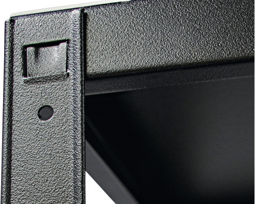 Detailansicht eines Metallregals mit Lochmuster