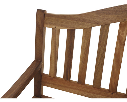 Detailaufnahme einer Holzbank mit Armlehne und vertikalen Streben in der Rückenlehne