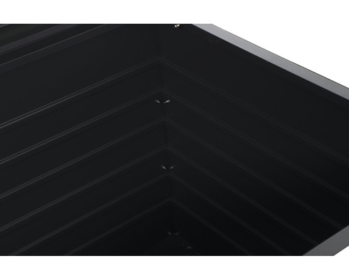 Detailansicht eines Pflanzkastens mit gerippter Oberfläche und Schraubenverbindungen