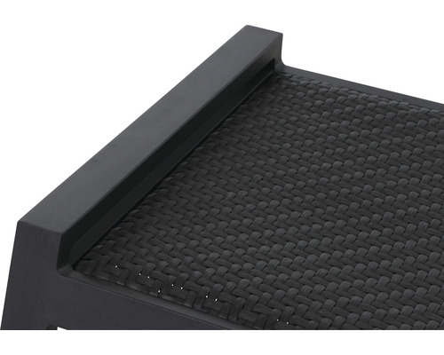 Detailansicht einer Gartenliege mit geflochtener Sitzfläche