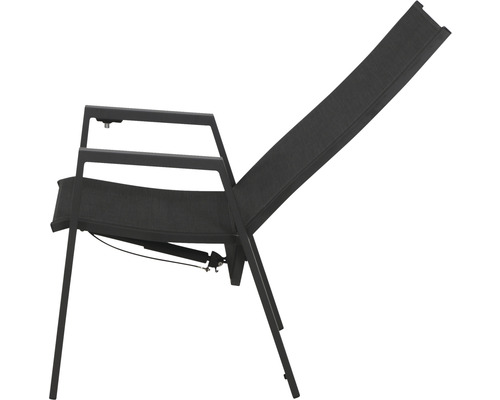 Verstellbarer Gartenstuhl mit Armlehnen.