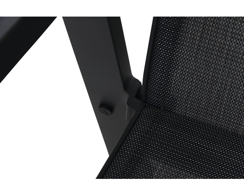 Detailaufnahme eines Gartenstuhls mit Metallrahmen und Netzgewebe