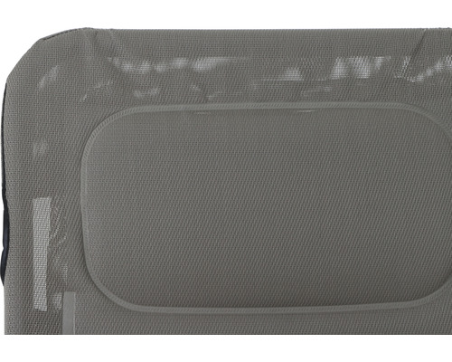 Detailaufnahme eines grauen Stuhls mit Mesh-Gewebe