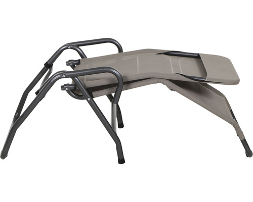 Zusammengeklappte Gartenliege mit Gestell und Textilbespannung