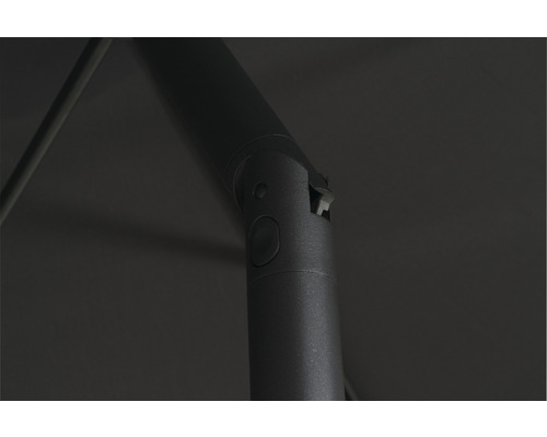 Detailaufnahme eines Sonnenschirmgelenks mit Verstellmechanismus