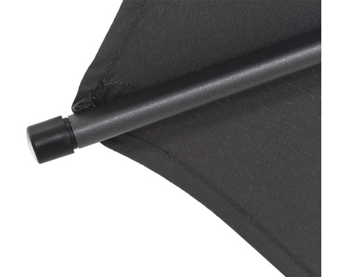 Detailansicht einer Rollostange mit Stoff