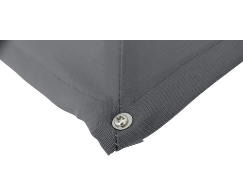 Detailansicht einer grauen Zeltplane mit Befestigungsschraube