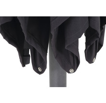 Detailaufnahme eines Sonnenschirms mit Stoffbespannung und Befestigungsknopf
