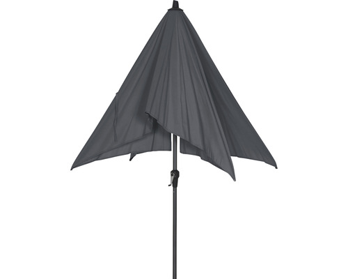 Grauer Gartenschirm mit Kurbelmechanismus.