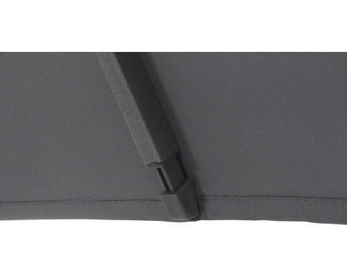 Detailansicht eines Sonnenschirms mit Streben und Stoffbespannung