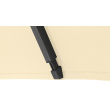 Detailansicht eines Sonnenschirms mit Metallgestell und Stoffbespannung