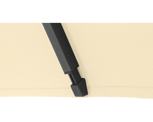 Detailansicht eines Sonnenschirms mit Metallgestell und Stoffbespannung