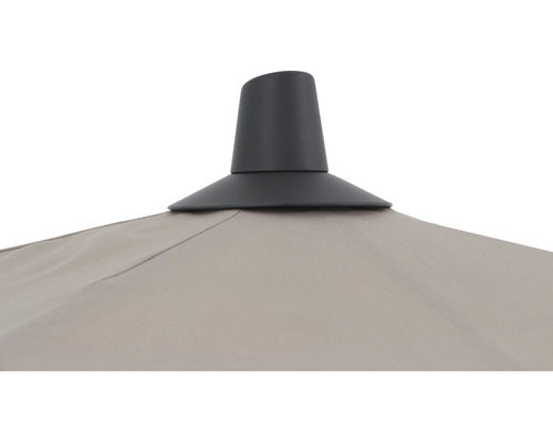 Detailansicht eines Sonnenschirms mit Mastaufsatz