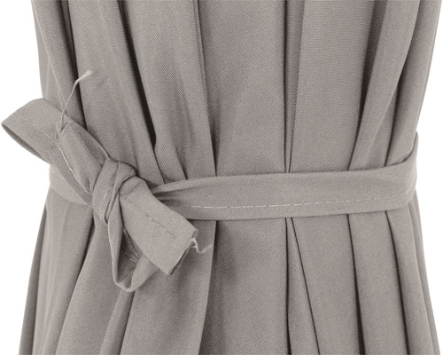 Detailaufnahme eines Sonnenschirmbezugs mit Band