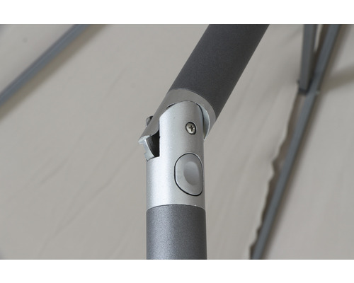 Detailansicht eines Sonnenschirms mit Metallgestell und Drehmechanismus